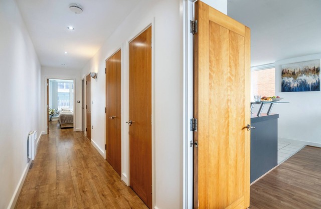 WATERFRONT SERENITY- Modern 2-Bedroom Apartment Near Excel London.