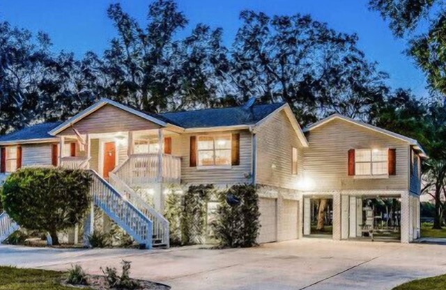 WATERFRONT, Sleeps 16,2 Docks, POOL,fire pit, FREE Boats/10% VENUE