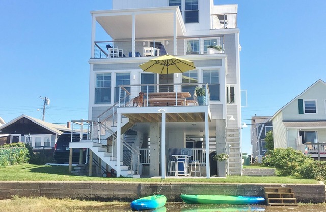 Waterfront (Sunset-front) 4BR/3BA Family Getaway