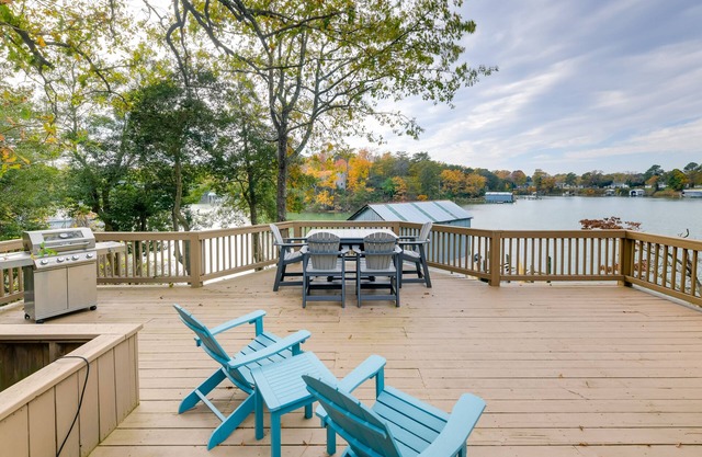 Waterfront Topping Vacation Home w/Boat Dock!