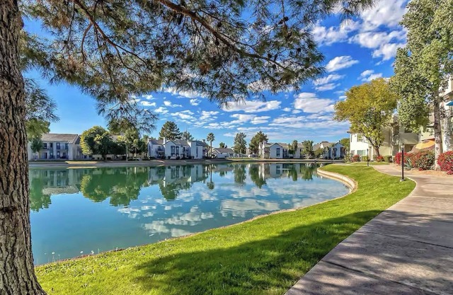 Waterfront unit~Heated pools/spas~Pickleball/Tennis~Gym~Gated~BBQ~Eateries~Shops