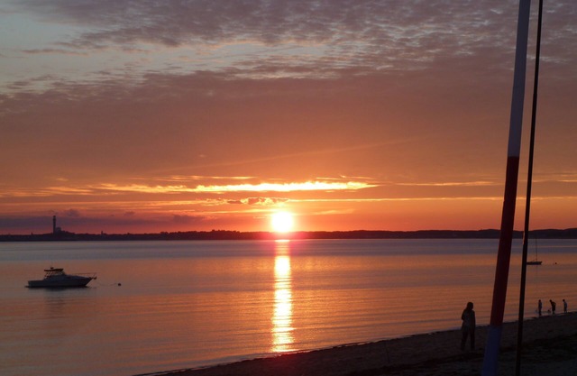 Waterfront-View Studio #22 · Deck, Parking & Free Shuttle to P-Town