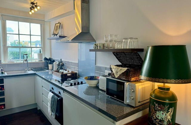 Waterloo Terrace -Historical luxury apartment in heart of Old Town with balcony.