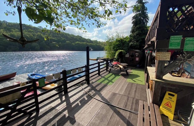 Waters edge boathouse Rudyard lake short breaks kayaks fishing hottub n