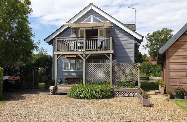 Waterside House With Garden (3 Bedrooms - Sleeps 5)