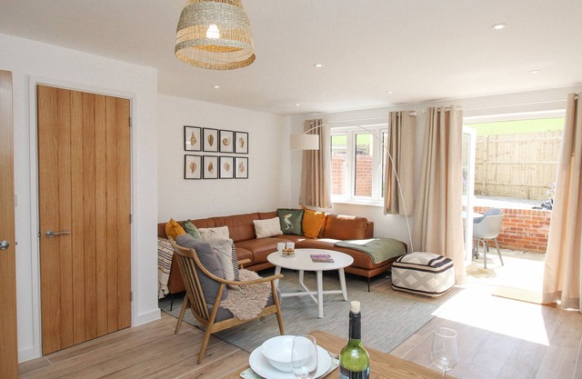WATERSTON COTTAGE, pet friendly, with a garden in West Lulworth