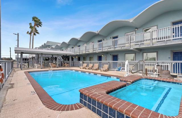 Waterview Penthouse, pool, stroll to marina, beach
