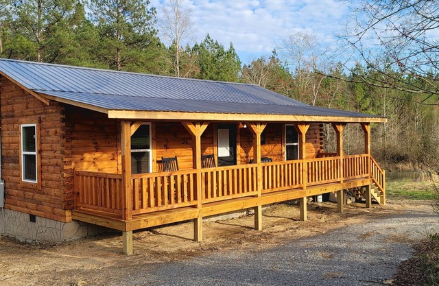 Watts Bar River Retreat Cozy Cabin Minutes from Watts Bar Lake in Ten Mile, TN!