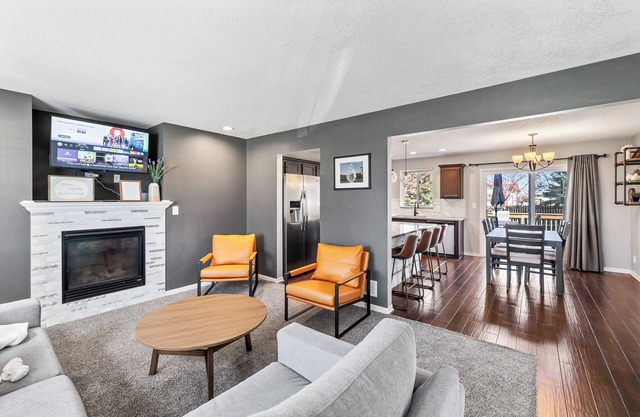 Waukee Retreat, nestled in the heart of the city, stylish and spacious house.