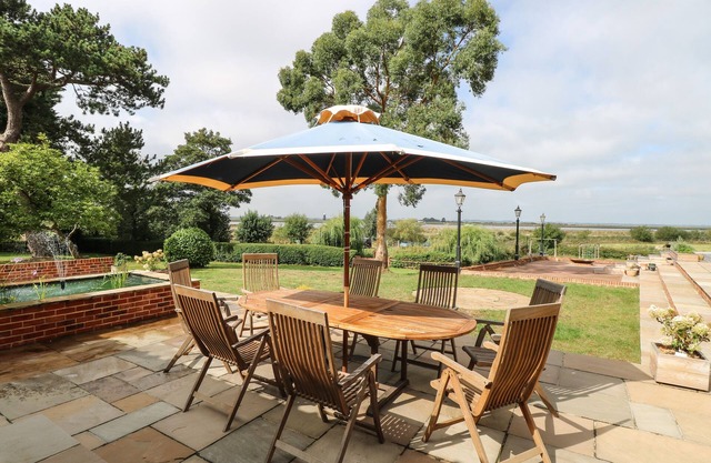 WAVENEY VIEW COTTAGE, pet friendly, with a garden in Burgh Castle