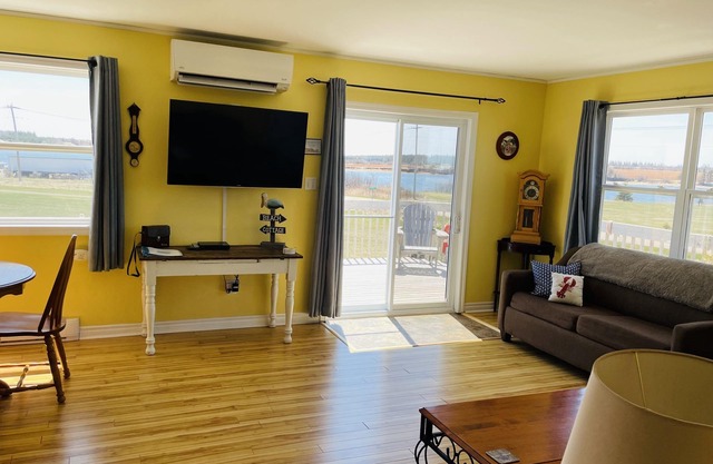 Wavie Waters Cottage! - King bed, Kayaks, Centrally located, stunning views.