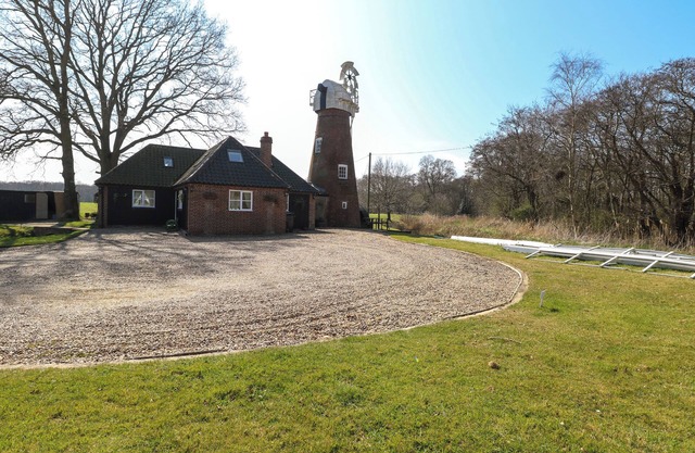 WAYFORD MILL, family friendly, character holiday cottage in Wayford
