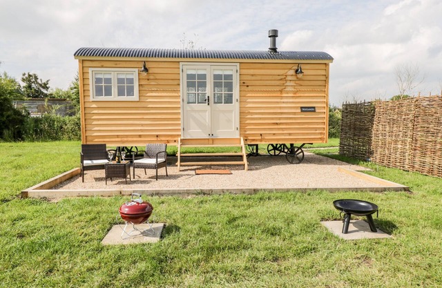WAYLANDS, pet friendly, with open fire in Uffington