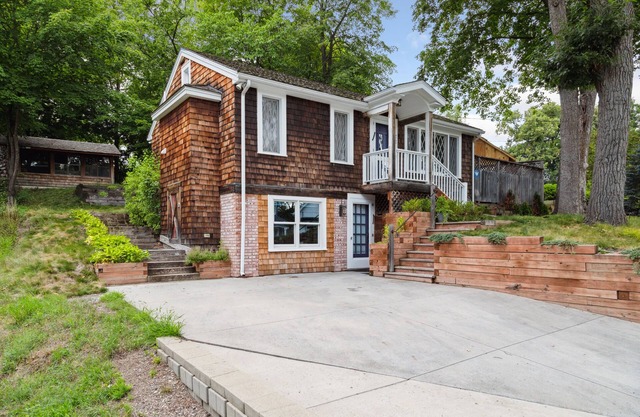 Wayzata Apartment - steps to lake and downtown