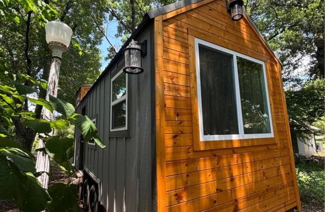 Weatherford Tiny Home with AC and WiFi near Winery, Lake and antique shops!