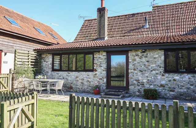 WEATHERVANE COTTAGE, pet friendly, with open fire in Upottery