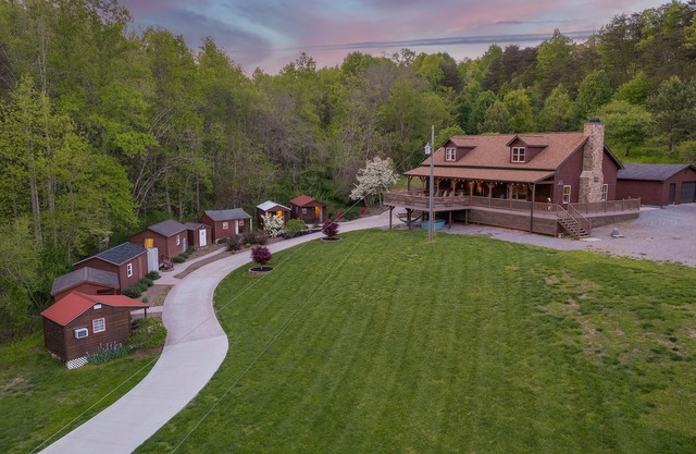 Weaverville Cabin + Mini Cabins w/HOT TUB + Fire on 50 Acres!