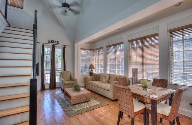 Webb Isle Carriage House-Close to Shopping, Dining & Barbados Pool! Free Fitness/Tennis