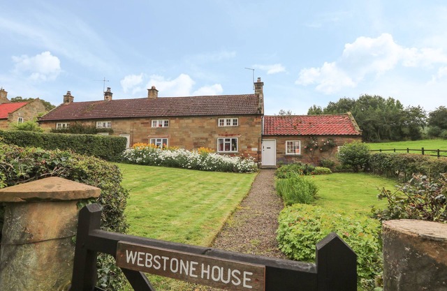 WEBSTONE HOUSE, pet friendly, with open fire in Osmotherley