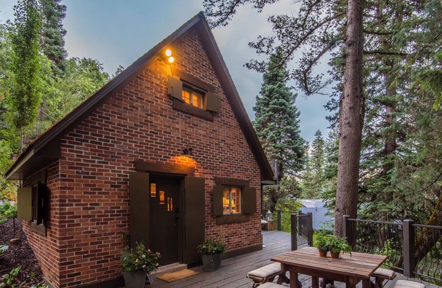 Wee Cottage- Unparalleled Charm, Tiny House, Enchanting Setting, Hot Tub