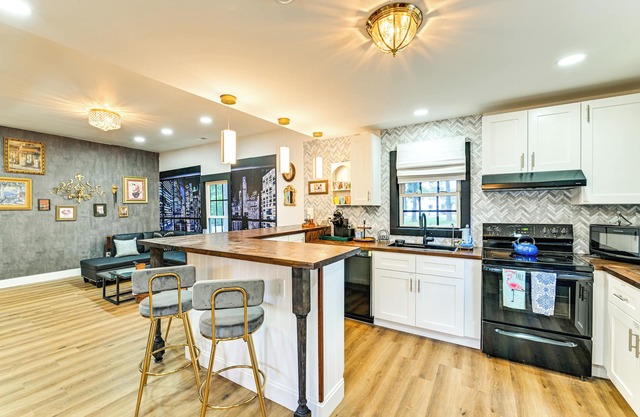 Weekend Getaway in Cornelius: Walk to Dining!