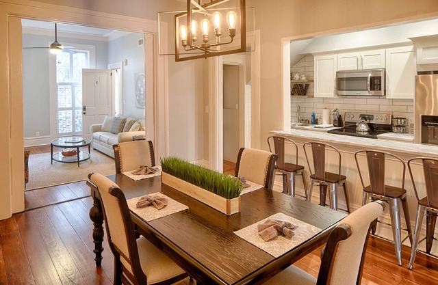 WEEKNIGHT DISCOUNT!1850s Townhouse Parlor Suite steps away from Forsyth Park!