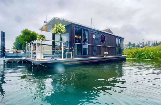 welcome on board - houseboat holidays in Hamburg