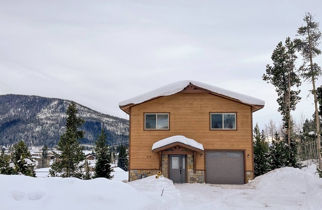 Welcome Snowmobilers! 1 Block to Downtown 5BR Sleeps16 Sauna Theater/Game Room