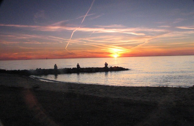 Welcome to Bayside Breeze! One Block From Town Beach, Walk to Waterfront Dining