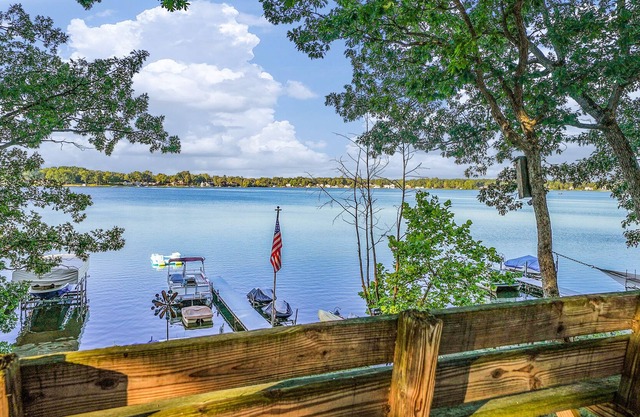 Welcome to Lake Life! Your spacious WATERFRONT getaway on an all sports lake! 😍