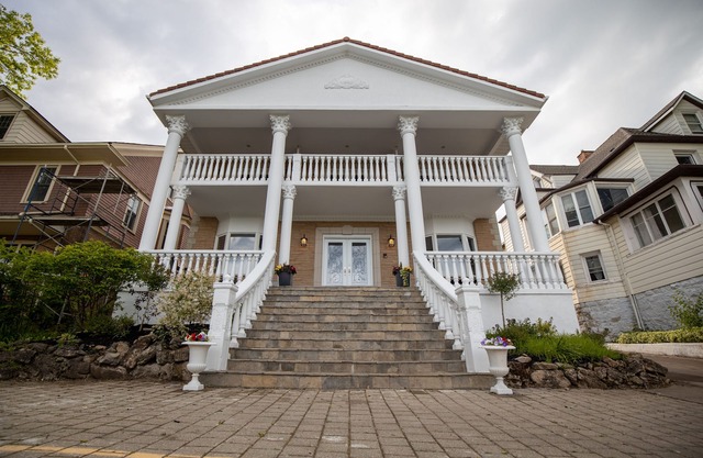 Welcome to Niagaraluxurysuites one of the closest vacation home near the falls!