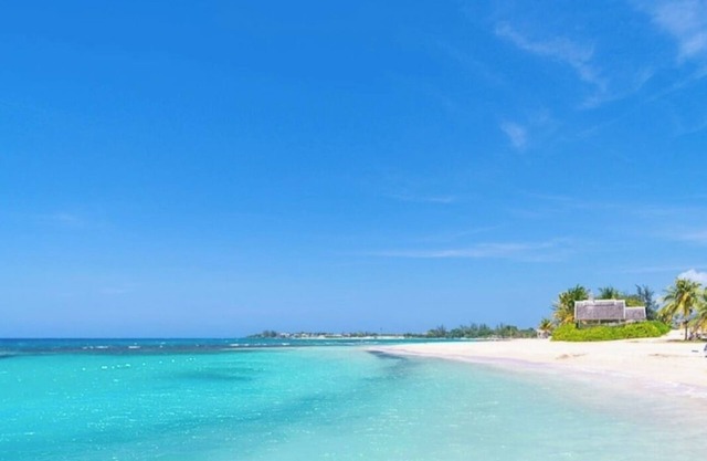 Welcome to Ocean's Tropical Escape!nBeach front, beach access 1-bedroom, 4 bed.