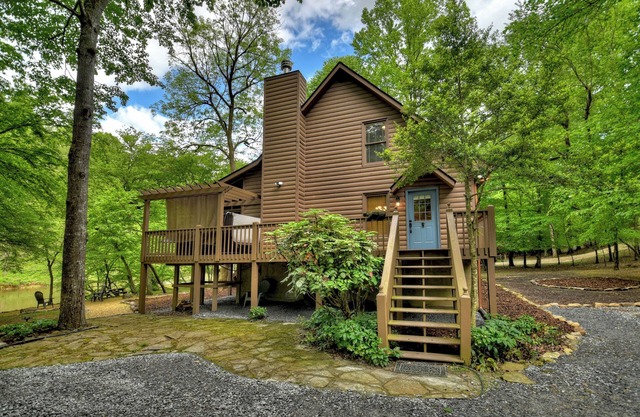 Welcome to Relaxing River Retreat, where your pets are welcome amidst a scenic riverfront, screened porch, hot tub, WiFi, firepit, and abundant wildlife