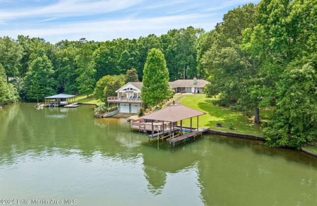 Welcome to Samantha Place Retreat on beautiful Lake Martin ! 6 Br/4Ba
