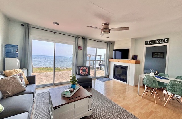 Welcome to Selkirk Oasis - Your Lakefront Getaway!