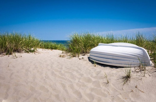 Welcome to the Beach Life! Watefront beach cottage