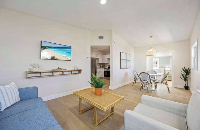 Welcome to The Drift – Your Laid-Back Beach Escape in Cocoa Beach! 2/2