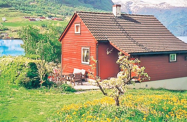 Welcome to this cozy cottage situated by the fjord at Slinde between Sogndal and Hermansverk.
