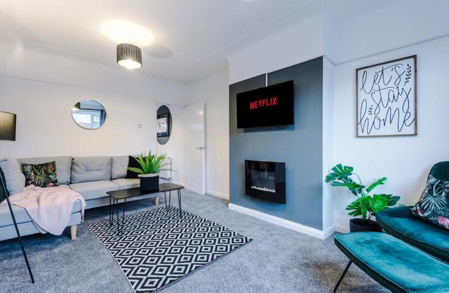 Welcoming 3 bed home, 10 mins from Chester races and zoo
