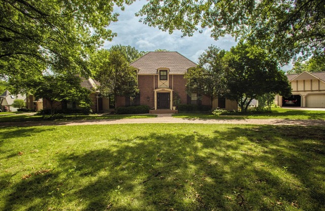 Welcoming 5-bedroom house in charming Overland Park