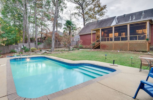 Welcoming Brandon Home w/Pool & Screened-In Deck