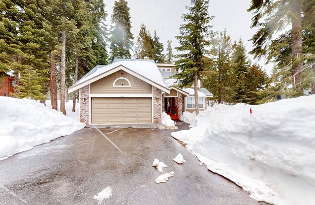 Welcoming lake retreat with private hot tub, games, & fireplace - dog-friendly