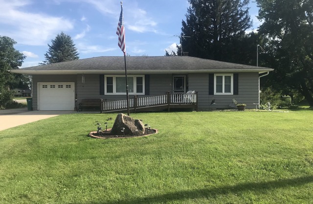 Welcoming mid-century modern history-friendly home in bluff county.