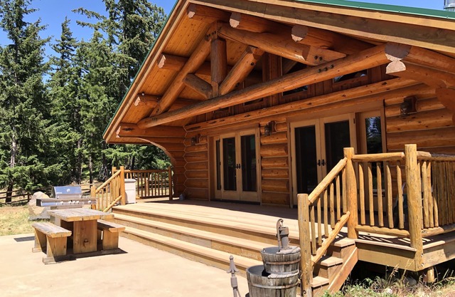 Well appointed cabin with views on 20 acres, minutes from Cle Elum & Roslyn