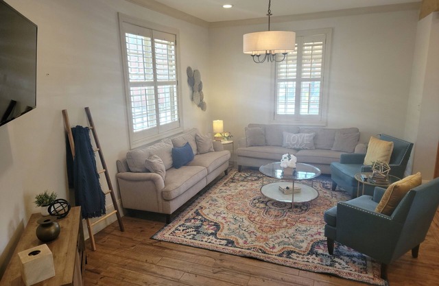 Well-equipped 3BR/3BA with large common space in the heart of Historic Downtown