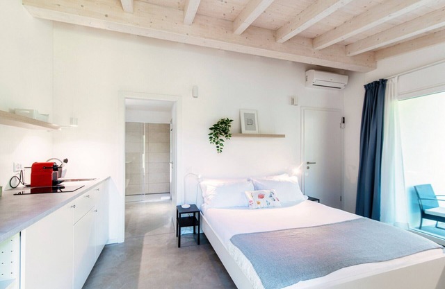 Well-furnished studio apartment with small garden (Le Betulle Studio 4)