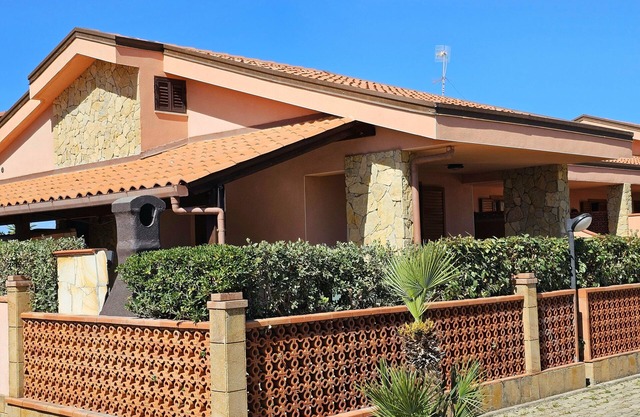 WELL-LIT MEDITERRANEAN VILLA WITH VERANDA AND GARDEN ONLY 50 METERS FROM THE SEA