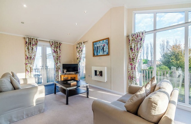 Well presented luxury lodge with two doubles, one with en suite shower.