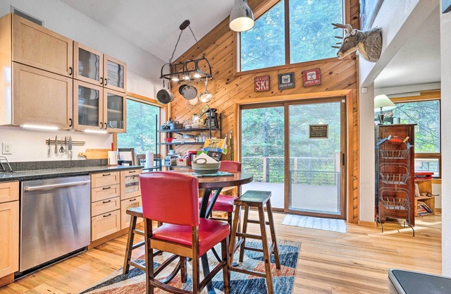 Wenatchee Retreat w/Deck < 4 Mi to Skiing!