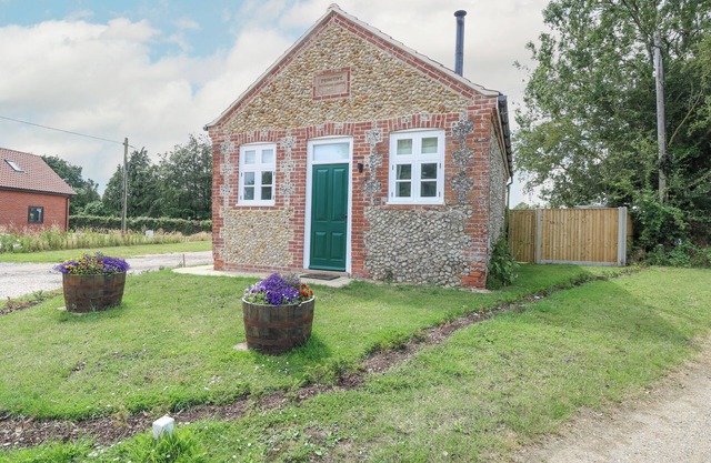 WENSUM SPRING, pet friendly, character holiday cottage in Fakenham